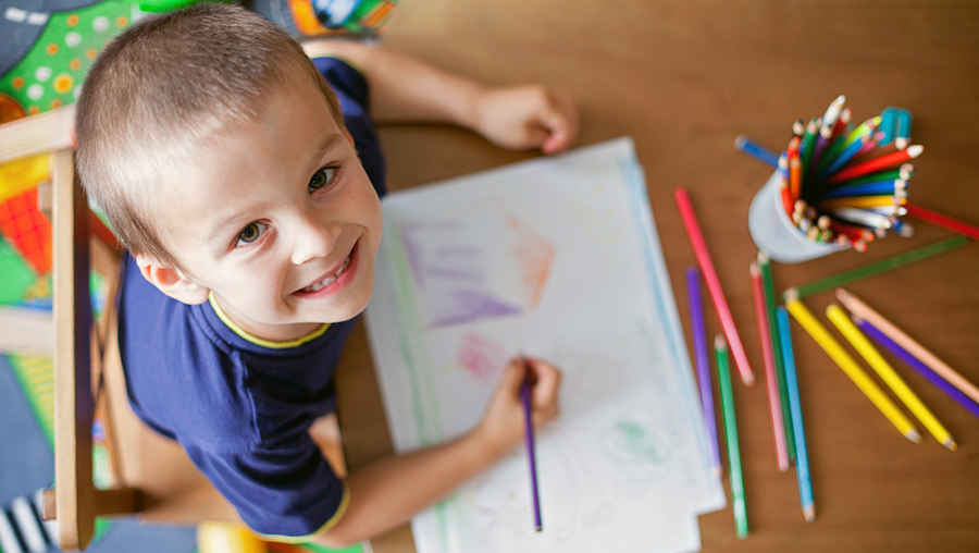 Ritratto di una bambina con trucco per bambini e penne colorate dipinte  creatività per bambini un bambino che mostra le sue mani sporche nelle  telecamere corsi di disegno aggiuntivi